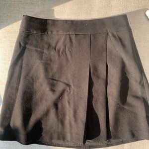 Alice + Olivia Employed. Black pleated mini skirt